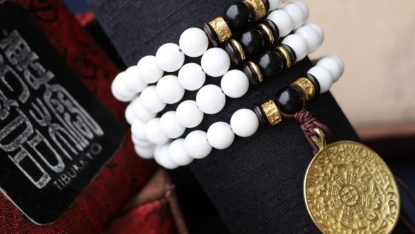 台灣德榕藏品｜半玉化硨磲手珠10mm圓珠108顆｜黃銅九宮八卦牌｜黑曜石隔珠