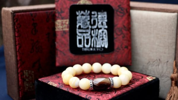 台灣德榕藏品｜花絲硨磲手珠12mm圓珠｜蠶絲瑪瑙