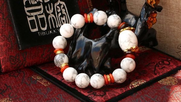 台灣德榕藏品｜原礦無染色白松石手珠12mm｜紅玉髓黃銅隔片