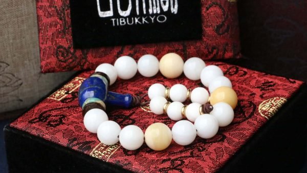 台灣德榕藏品｜半玉化硨磲手珠10mm圓珠｜原礦無染色青金石佛頭