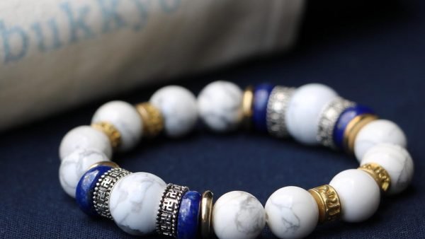 台灣德榕藏品｜原礦無染色白松石手珠12mm｜六字箴言黃銅隔片