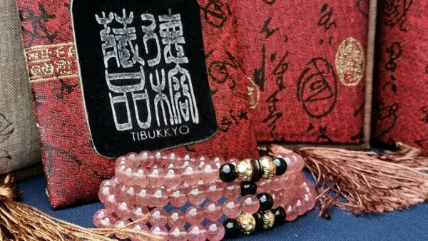 台灣德榕藏品｜原礦無染色草莓晶6mm圓珠108顆｜蓮花造型黃銅｜黑曜石