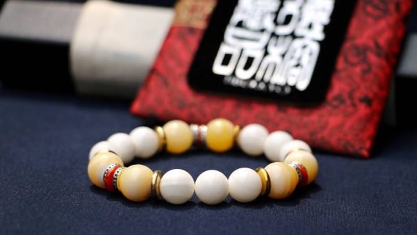 台灣德榕藏品｜半玉化硨磲手珠10mm圓珠｜花絲蜜蠟硨磲