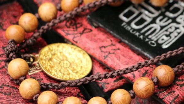 台灣德榕藏品｜特精工老料滿花六道木念珠12mm｜黃銅九宮八卦牌｜編織佛牌