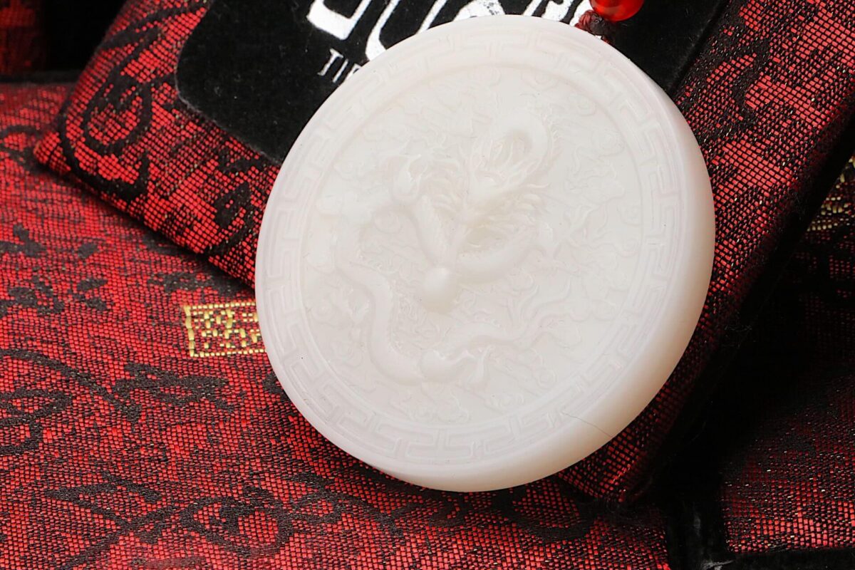 Taiwan Derong Collection｜Full Yuhua Tridacna Dragon Plaque｜Auspicious Cloud Riding a Dragon Picture Carving Pendant 51mm