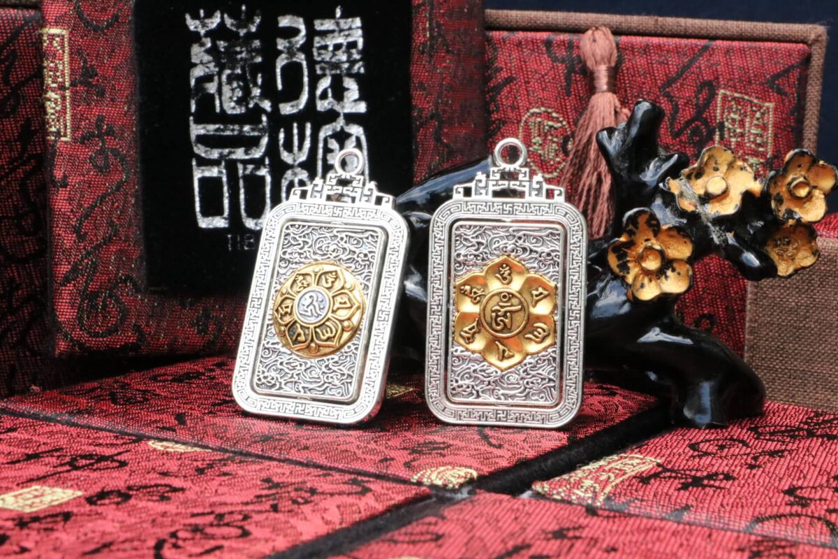Taiwan Derong Collection｜Tibetan Silver Six-Character Proverb Amulet｜Double-sided inlaid pendant 47x29x7.2cm
