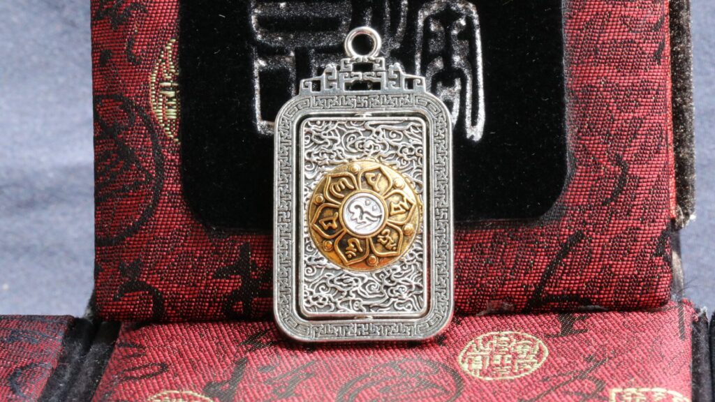 Taiwan Derong Collection｜Tibetan Silver Six-Character Proverb Amulet｜Double-sided inlaid pendant 47x29x7.2cm