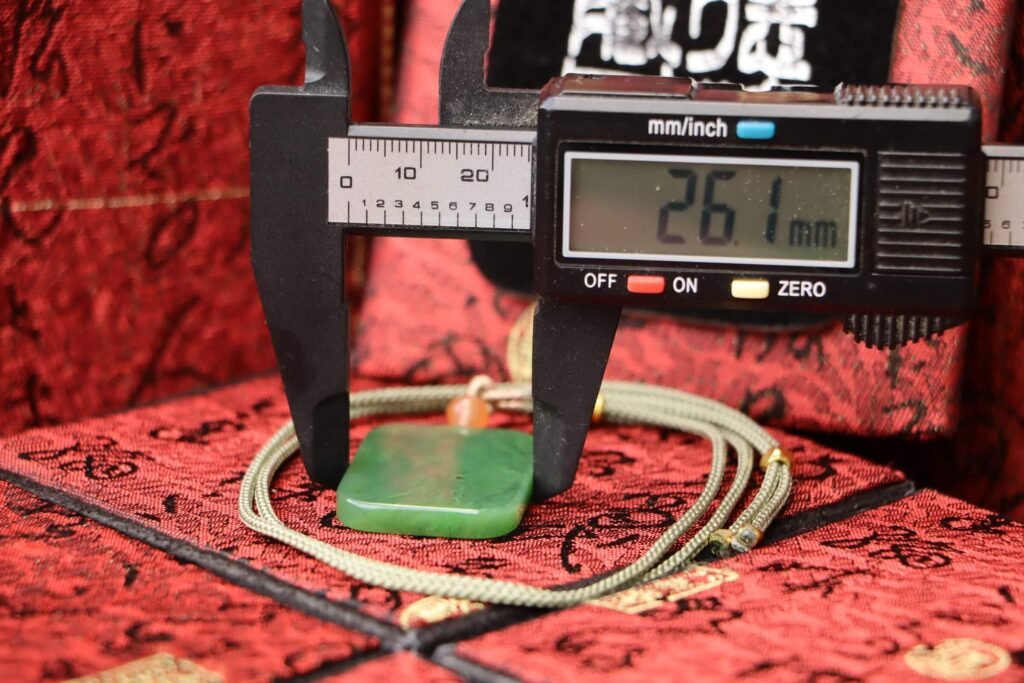 台灣德榕藏品|原礦天然和闐玉平安無事牌|和田玉碧玉 平安牌長35.8X寬26.1X高4.4mm