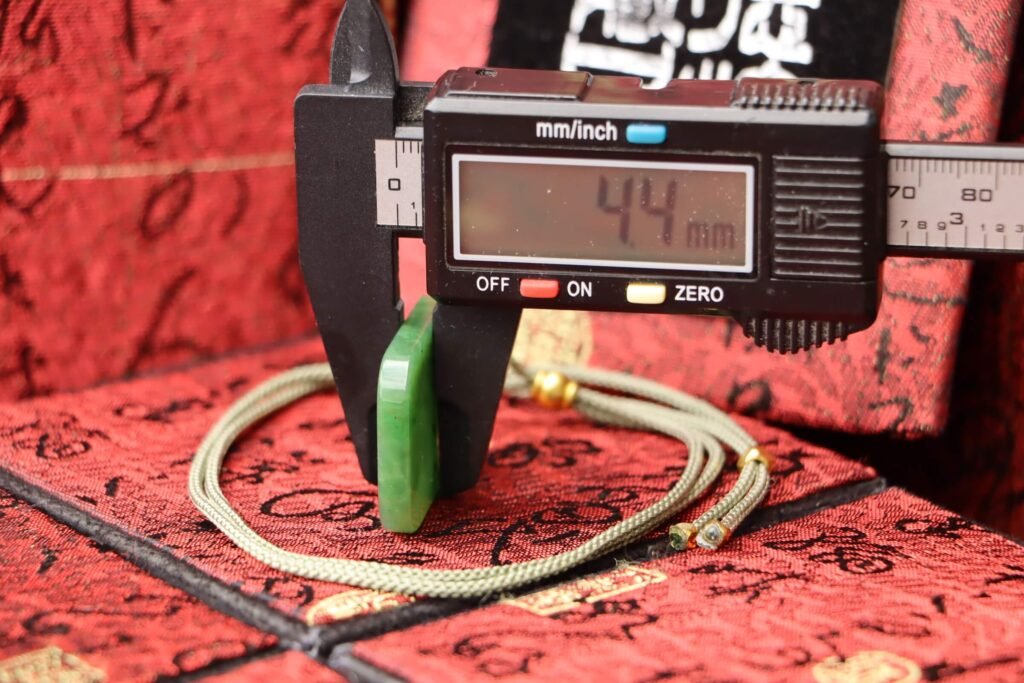 台灣德榕藏品|原礦天然和闐玉平安無事牌|和田玉碧玉 平安牌長35.8X寬26.1X高4.4mm