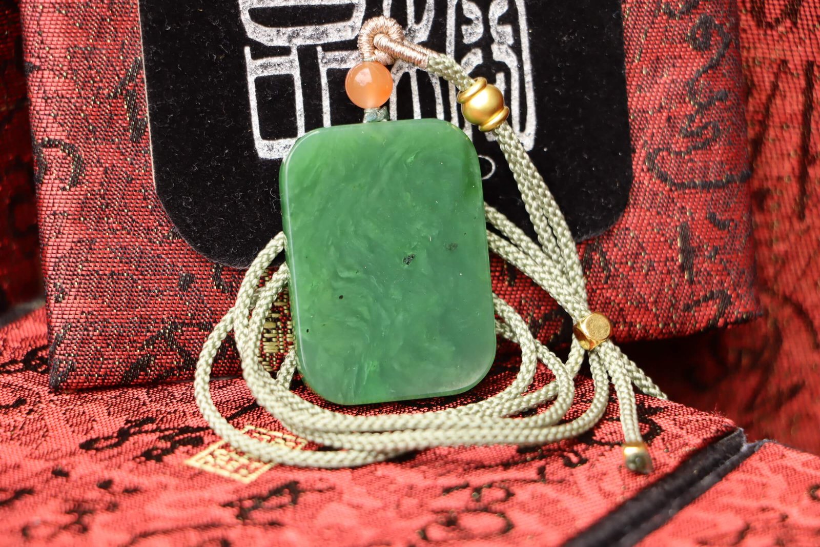 台灣德榕藏品|原礦天然和闐玉平安無事牌|和田玉碧玉 平安牌長35.8X寬26.1X高4.4mm