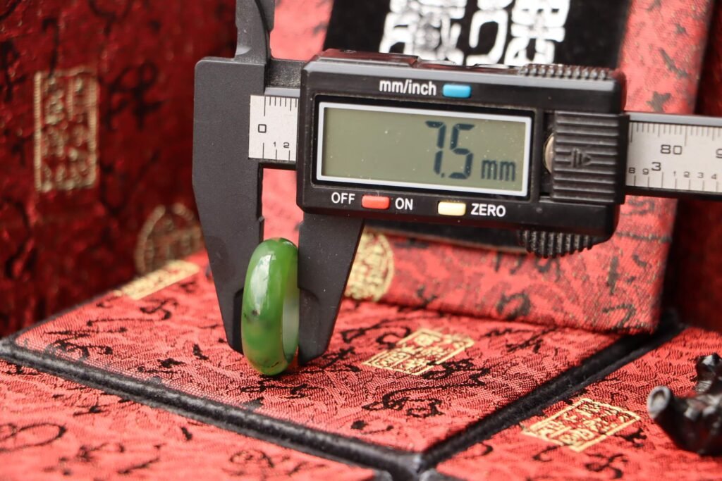 台灣德榕藏品｜原礦天然和闐玉戒指｜和田玉 碧玉戒指 直徑19.3mm x 高7.5mm