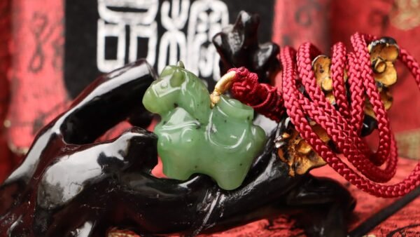 TIBUKKYO德榕藏品｜原礦天然和闐玉平安扣｜馬上有錢 長33.2x寬13.3x高29.9mm