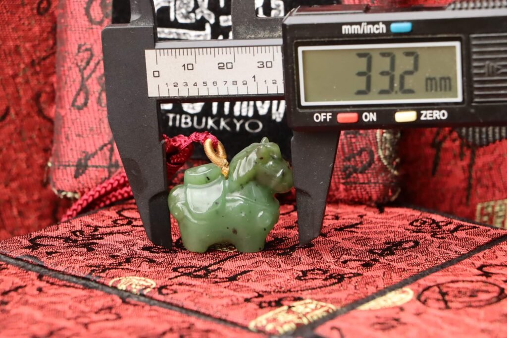 TIBUKKYO德榕藏品｜原礦天然和闐玉平安扣｜馬上有錢 長33.2x寬13.3x高29.9mm