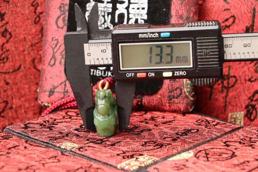 TIBUKKYO德榕藏品｜原礦天然和闐玉平安扣｜馬上有錢 長33.2x寬13.3x高29.9mm