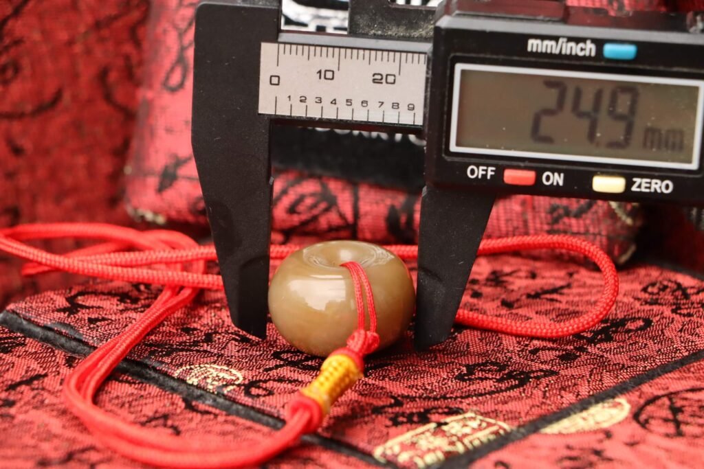 台灣德榕藏品｜原礦天然和闐玉平安扣｜新疆料和田玉 24.9mmX高15.8mm